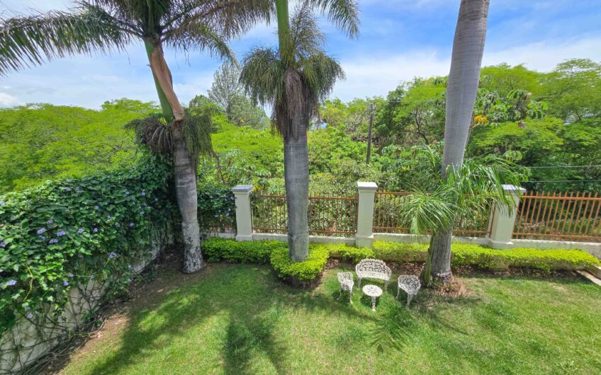Lujosa Casa con Piscina Privada y Vista en Exclusivo Condominio en Guachipelín Escazú