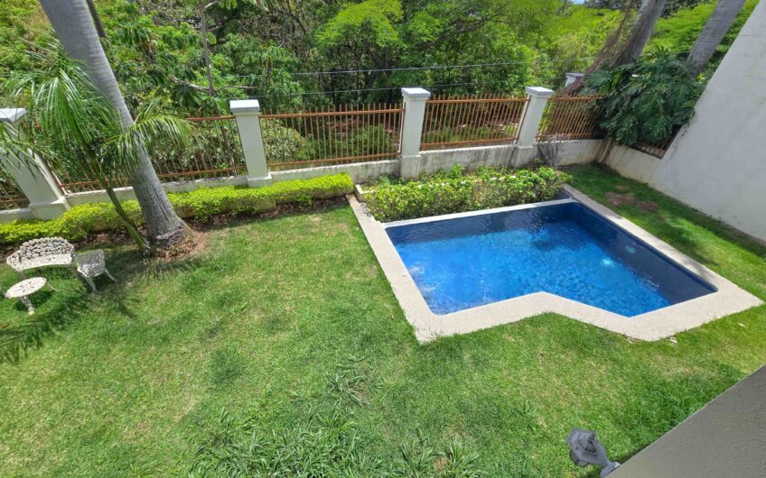 Lujosa Casa con Piscina Privada y Vista en Exclusivo Condominio en Guachipelín Escazú