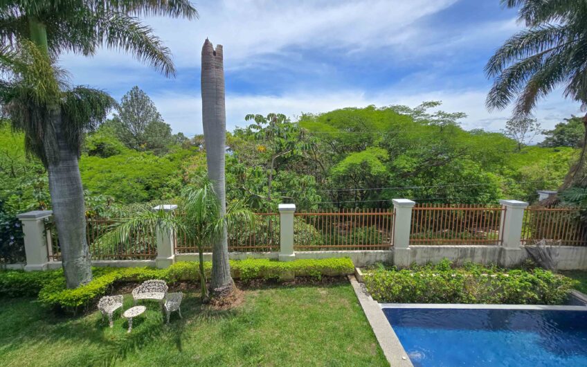 Lujosa Casa con Piscina Privada y Vista en Exclusivo Condominio en Guachipelín Escazú