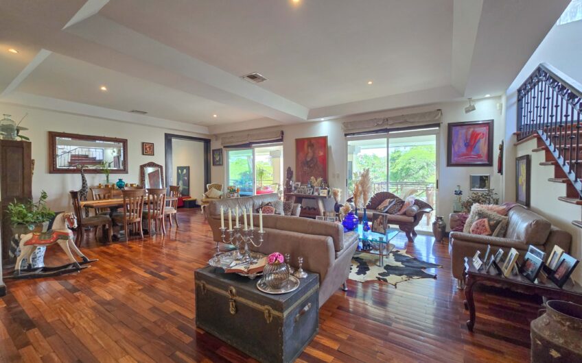 Lujosa Casa con Piscina Privada y Vista en Exclusivo Condominio en Guachipelín Escazú