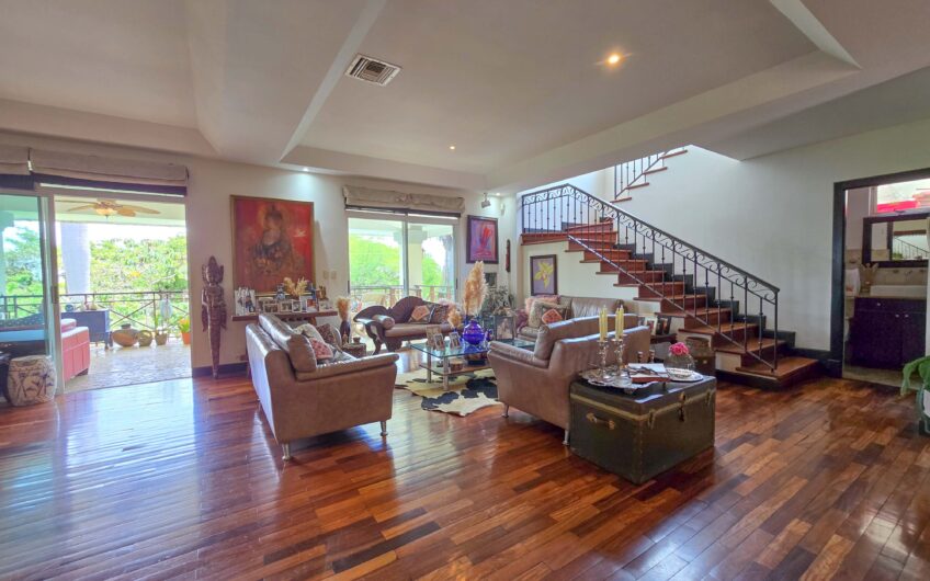 Lujosa Casa con Piscina Privada y Vista en Exclusivo Condominio en Guachipelín Escazú
