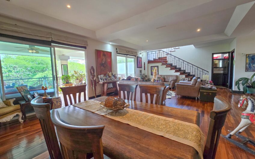 Lujosa Casa con Piscina Privada y Vista en Exclusivo Condominio en Guachipelín Escazú