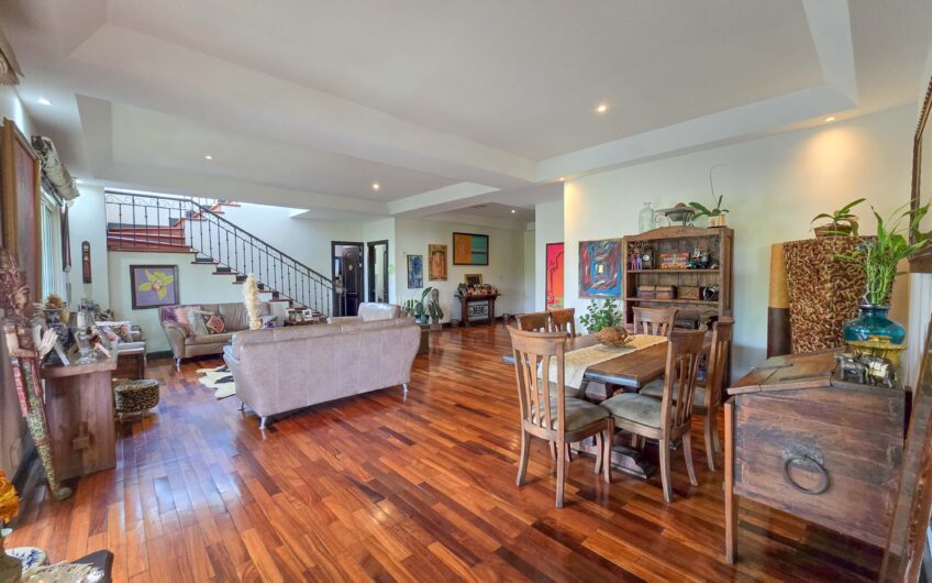 Lujosa Casa con Piscina Privada y Vista en Exclusivo Condominio en Guachipelín Escazú