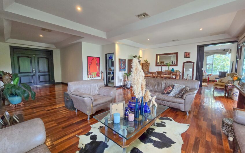 Lujosa Casa con Piscina Privada y Vista en Exclusivo Condominio en Guachipelín Escazú
