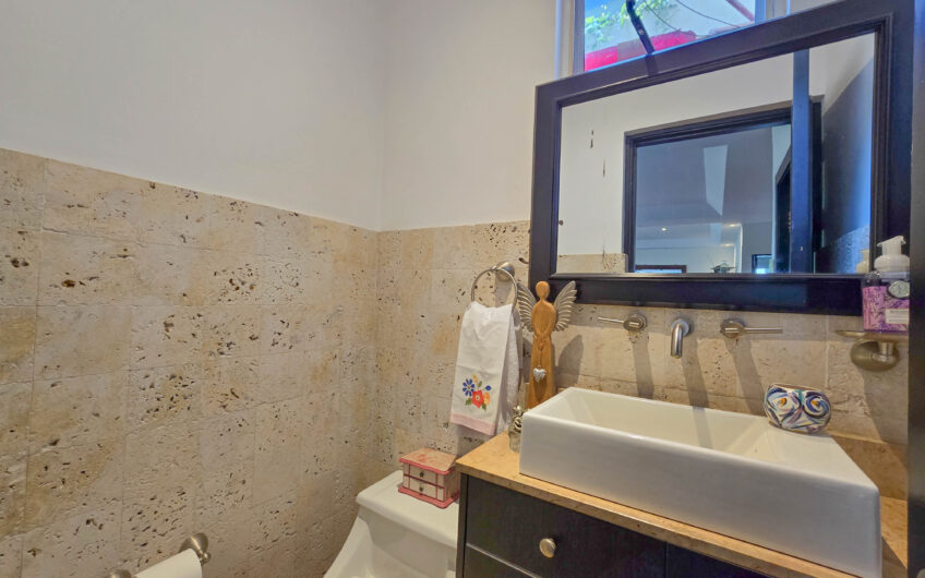Lujosa Casa con Piscina Privada y Vista en Exclusivo Condominio en Guachipelín Escazú