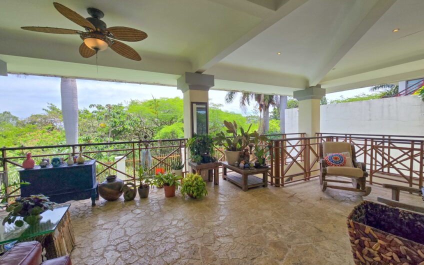 Lujosa Casa con Piscina Privada y Vista en Exclusivo Condominio en Guachipelín Escazú