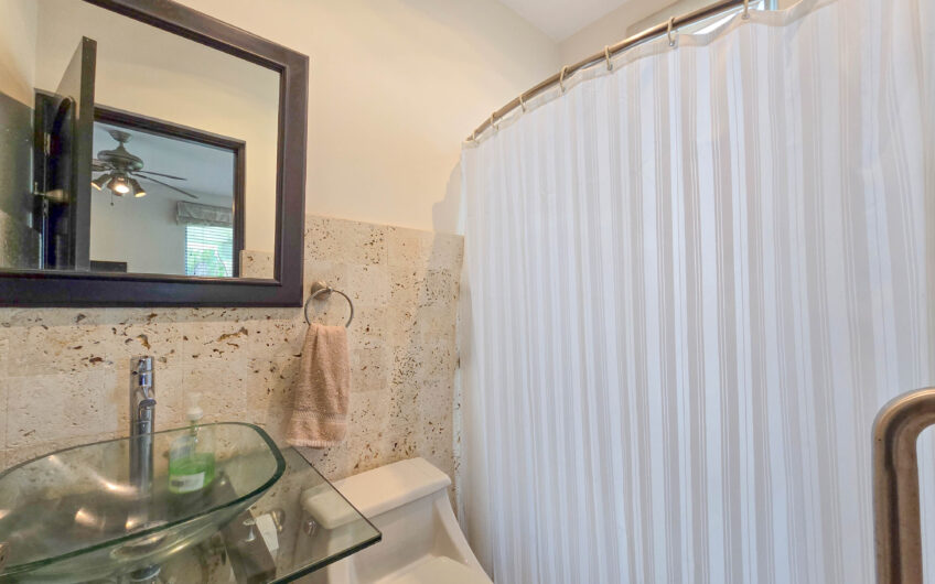 Lujosa Casa con Piscina Privada y Vista en Exclusivo Condominio en Guachipelín Escazú