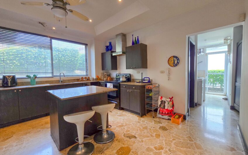 Lujosa Casa con Piscina Privada y Vista en Exclusivo Condominio en Guachipelín Escazú