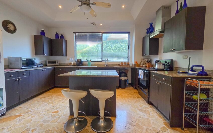 Lujosa Casa con Piscina Privada y Vista en Exclusivo Condominio en Guachipelín Escazú