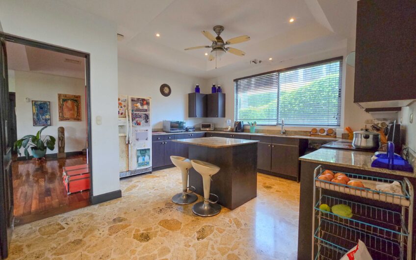 Lujosa Casa con Piscina Privada y Vista en Exclusivo Condominio en Guachipelín Escazú