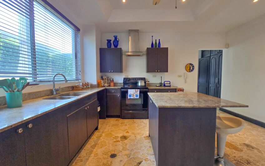 Lujosa Casa con Piscina Privada y Vista en Exclusivo Condominio en Guachipelín Escazú