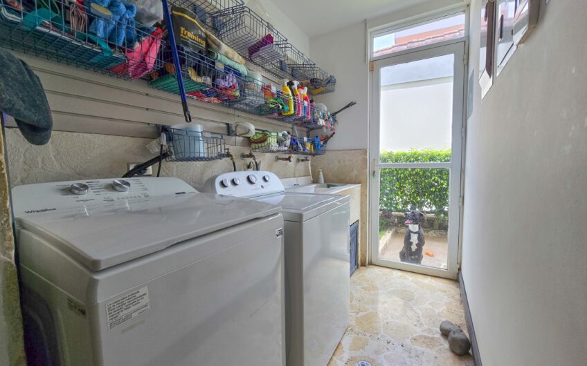 Lujosa Casa con Piscina Privada y Vista en Exclusivo Condominio en Guachipelín Escazú