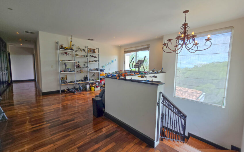 Lujosa Casa con Piscina Privada y Vista en Exclusivo Condominio en Guachipelín Escazú