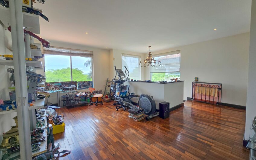 Lujosa Casa con Piscina Privada y Vista en Exclusivo Condominio en Guachipelín Escazú