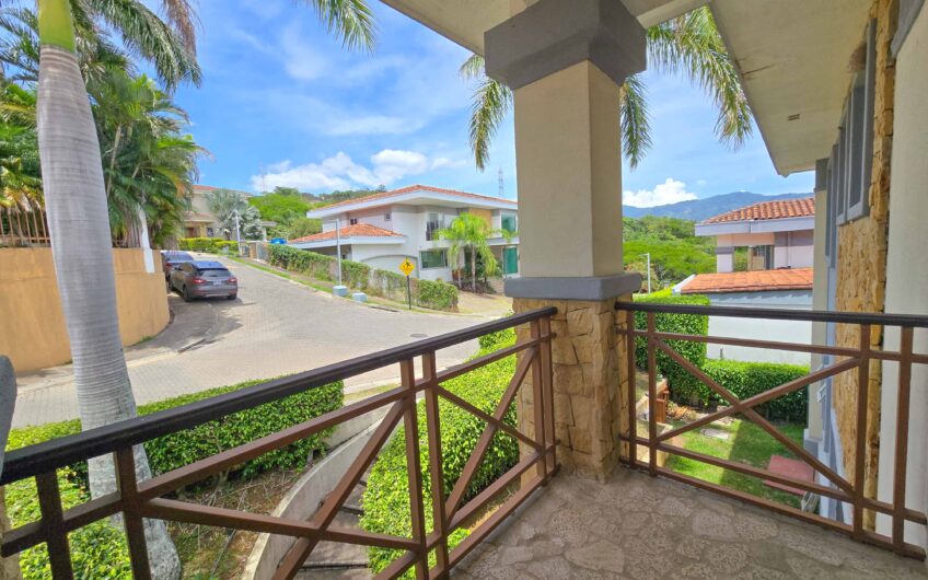 Lujosa Casa con Piscina Privada y Vista en Exclusivo Condominio en Guachipelín Escazú