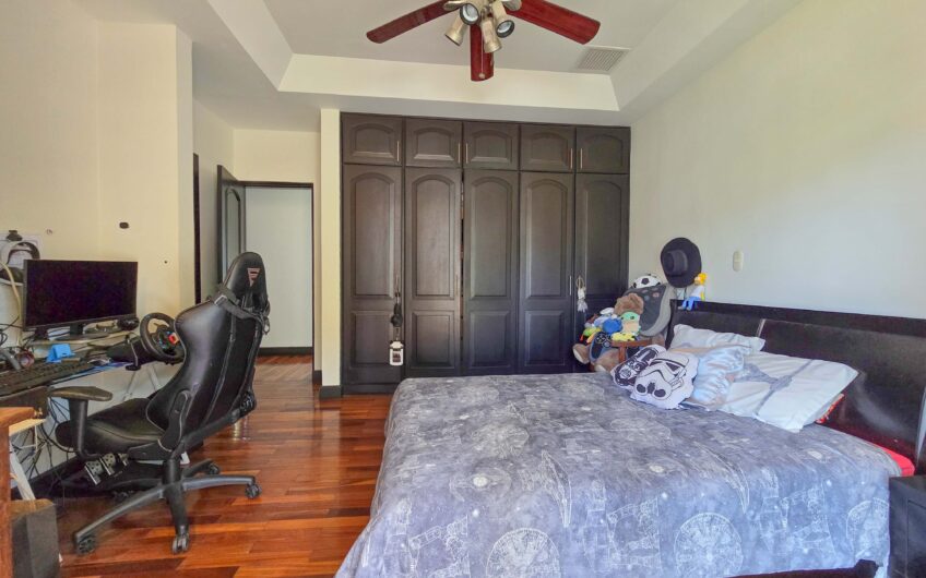 Lujosa Casa con Piscina Privada y Vista en Exclusivo Condominio en Guachipelín Escazú