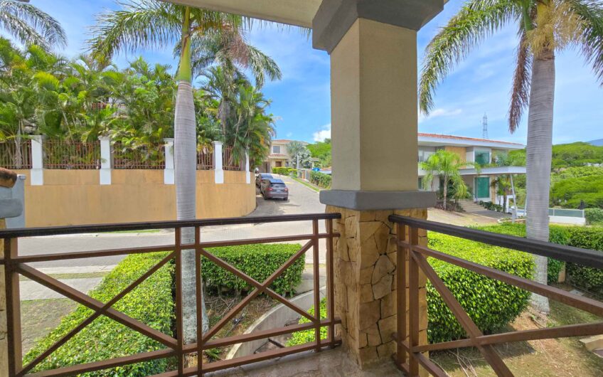 Lujosa Casa con Piscina Privada y Vista en Exclusivo Condominio en Guachipelín Escazú