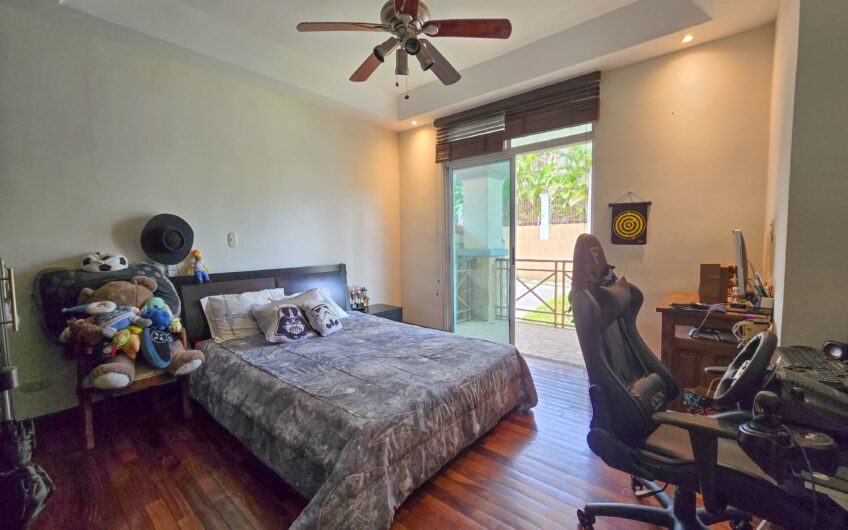 Lujosa Casa con Piscina Privada y Vista en Exclusivo Condominio en Guachipelín Escazú