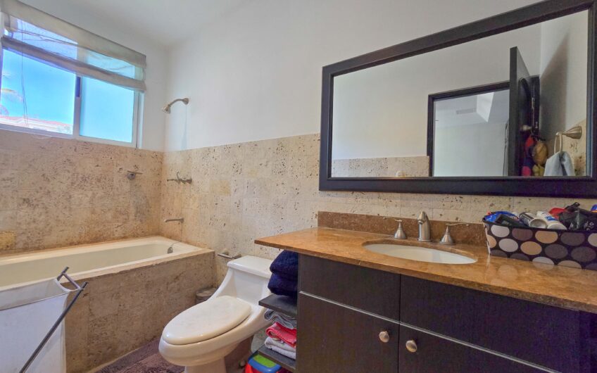 Lujosa Casa con Piscina Privada y Vista en Exclusivo Condominio en Guachipelín Escazú