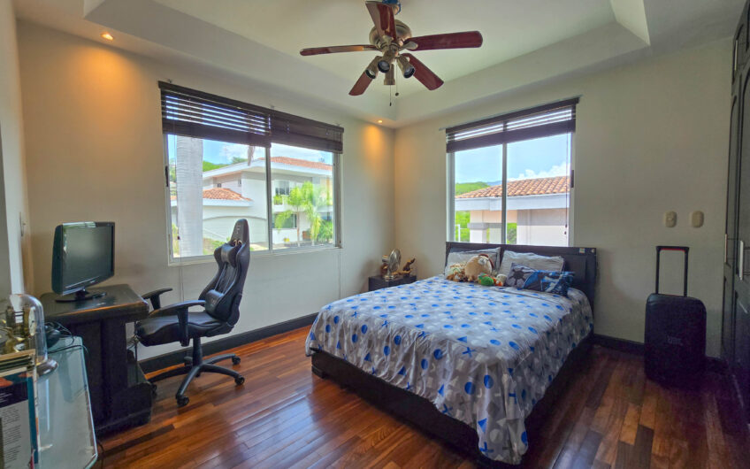 Lujosa Casa con Piscina Privada y Vista en Exclusivo Condominio en Guachipelín Escazú