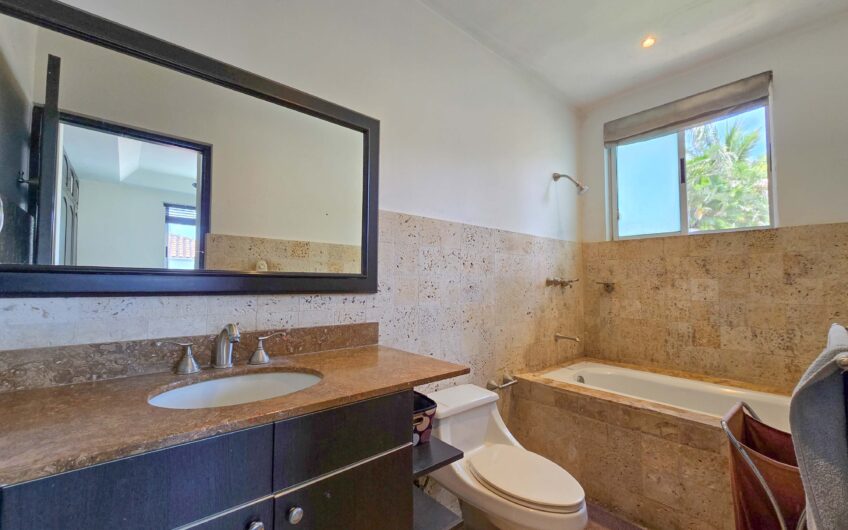 Lujosa Casa con Piscina Privada y Vista en Exclusivo Condominio en Guachipelín Escazú
