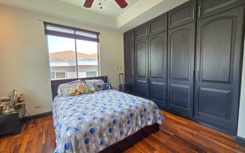 Lujosa Casa con Piscina Privada y Vista en Exclusivo Condominio en Guachipelín Escazú