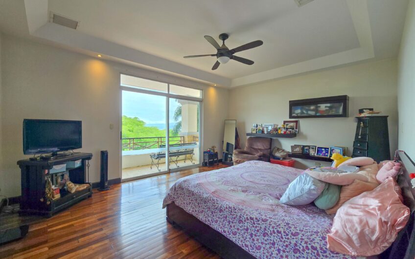 Lujosa Casa con Piscina Privada y Vista en Exclusivo Condominio en Guachipelín Escazú