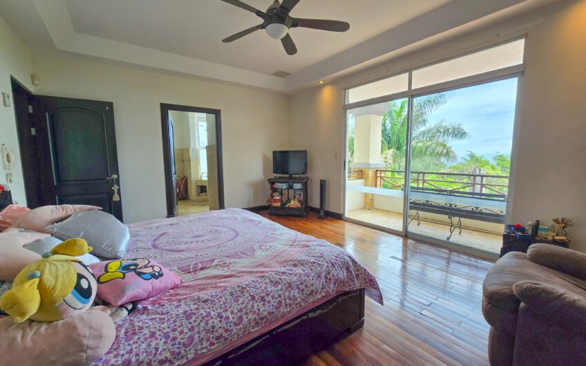 Lujosa Casa con Piscina Privada y Vista en Exclusivo Condominio en Guachipelín Escazú