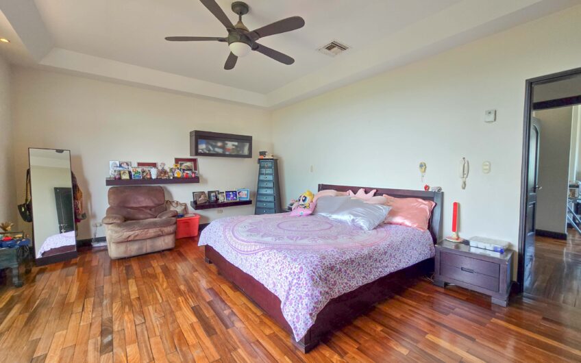 Lujosa Casa con Piscina Privada y Vista en Exclusivo Condominio en Guachipelín Escazú