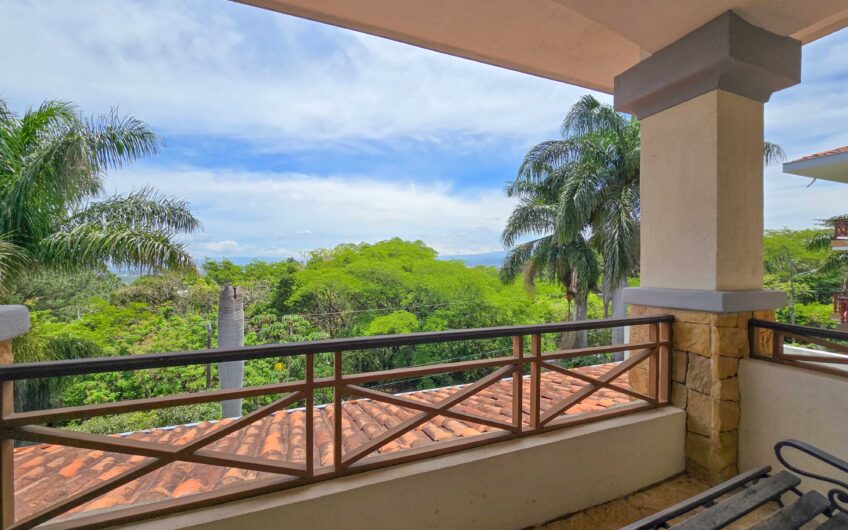 Lujosa Casa con Piscina Privada y Vista en Exclusivo Condominio en Guachipelín Escazú