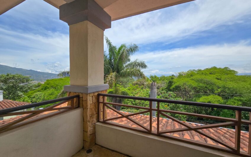 Lujosa Casa con Piscina Privada y Vista en Exclusivo Condominio en Guachipelín Escazú