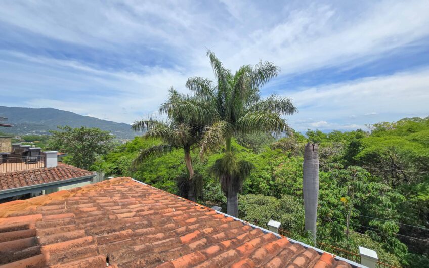 Lujosa Casa con Piscina Privada y Vista en Exclusivo Condominio en Guachipelín Escazú