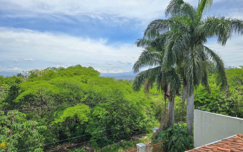 Lujosa Casa con Piscina Privada y Vista en Exclusivo Condominio en Guachipelín Escazú