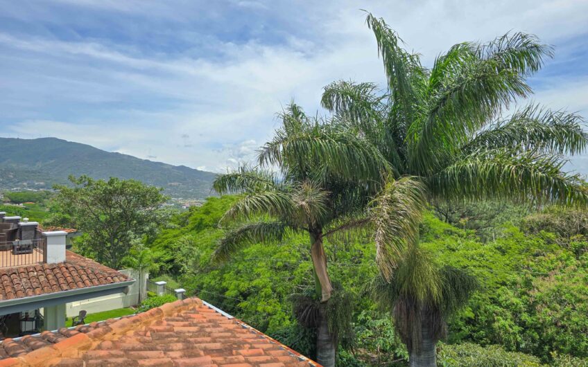 Lujosa Casa con Piscina Privada y Vista en Exclusivo Condominio en Guachipelín Escazú