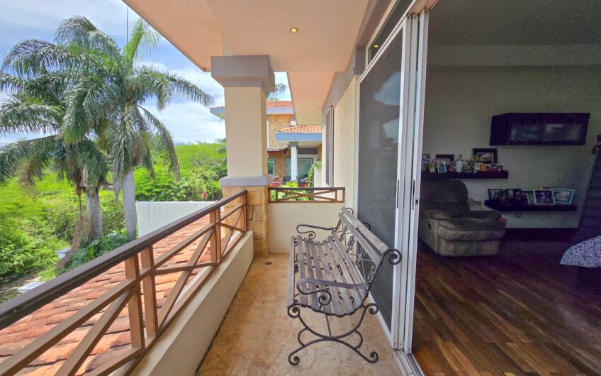 Lujosa Casa con Piscina Privada y Vista en Exclusivo Condominio en Guachipelín Escazú