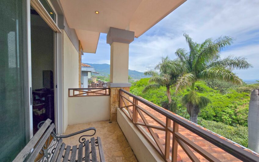 Lujosa Casa con Piscina Privada y Vista en Exclusivo Condominio en Guachipelín Escazú