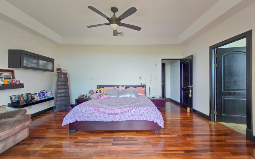 Lujosa Casa con Piscina Privada y Vista en Exclusivo Condominio en Guachipelín Escazú