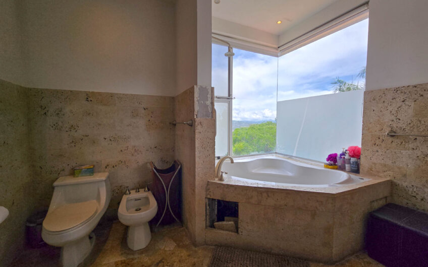 Lujosa Casa con Piscina Privada y Vista en Exclusivo Condominio en Guachipelín Escazú