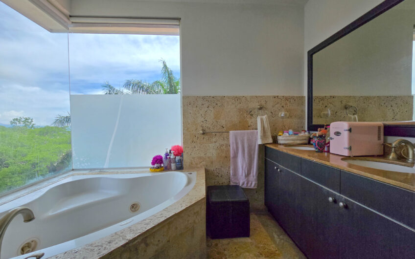 Lujosa Casa con Piscina Privada y Vista en Exclusivo Condominio en Guachipelín Escazú