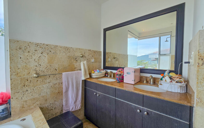 Lujosa Casa con Piscina Privada y Vista en Exclusivo Condominio en Guachipelín Escazú