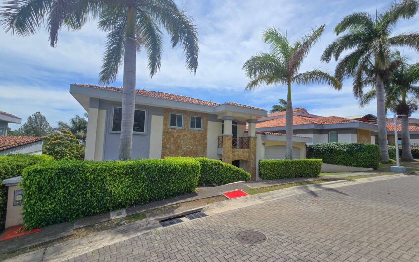 Lujosa Casa con Piscina Privada y Vista en Exclusivo Condominio en Guachipelín Escazú