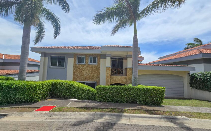Lujosa Casa con Piscina Privada y Vista en Exclusivo Condominio en Guachipelín Escazú