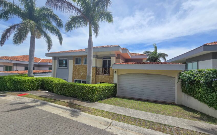 Lujosa Casa con Piscina Privada y Vista en Exclusivo Condominio en Guachipelín Escazú