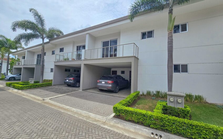 Jaboncillos Escazú! Condo con vista / jardín y línea blanca