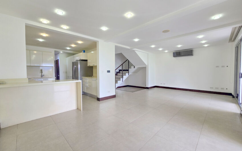 Jaboncillos Escazú! Condo con vista / jardín y línea blanca