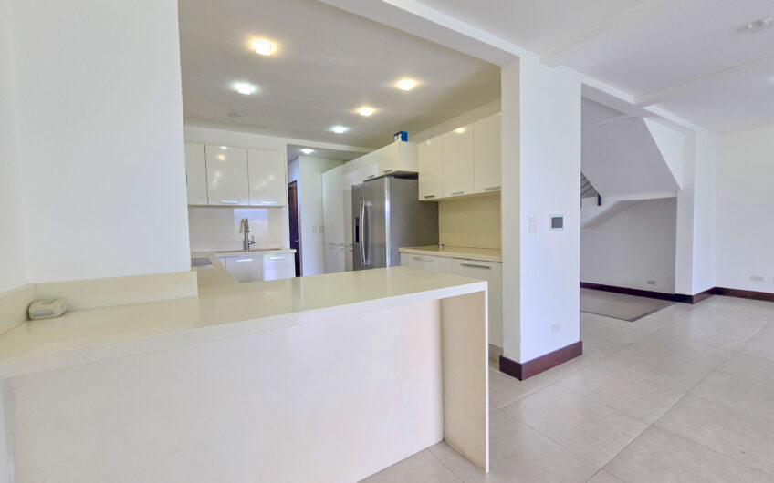 Jaboncillos Escazú! Condo con vista / jardín y línea blanca