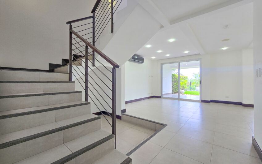 Jaboncillos Escazú! Condo con vista / jardín y línea blanca