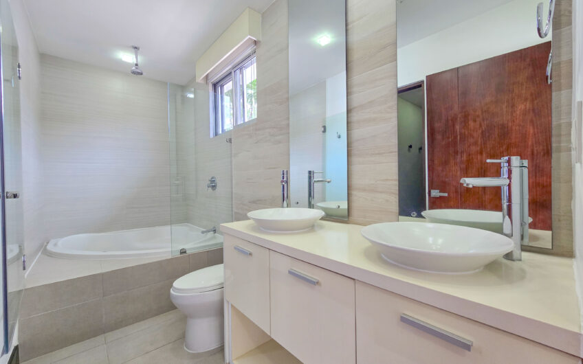 Jaboncillos Escazú! Condo con vista / jardín y línea blanca