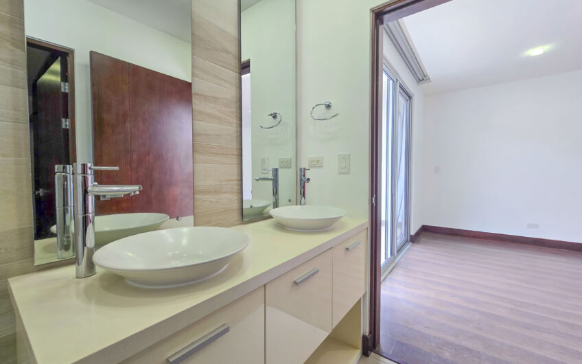 Jaboncillos Escazú! Condo con vista / jardín y línea blanca