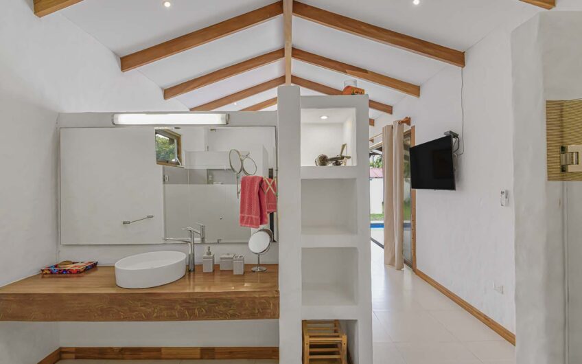Casa Frente al Mar con Piscina Privada en Playa Tivives | Vista Espectacular + Airbnb Ready